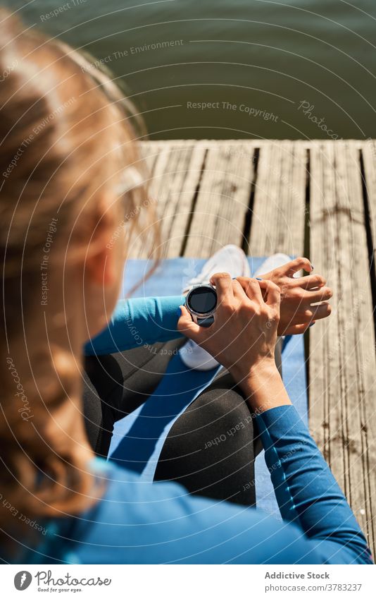 Sportliche Frau überprüft Fitness-Tracker während des Trainings sportlich intelligente Uhr prüfen Übung aktiv Puls Apparatur Gerät Lifestyle Ergebnis Herzschlag
