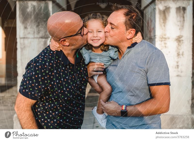 LGBT-Familie gemeinsam in der Stadt schwul Paar lgbt Kuss Männer Kind Vater Tochter Zusammensein Sommer Wochenende romantisch schließen Freiheit Partner gleich
