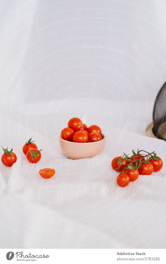 Frische Tomaten auf Tuch in der Küche Kirschtomate frisch Gemüse reif lecker Ernte gesunde Ernährung geschmackvoll Lebensmittel Feinschmecker Vegetarier