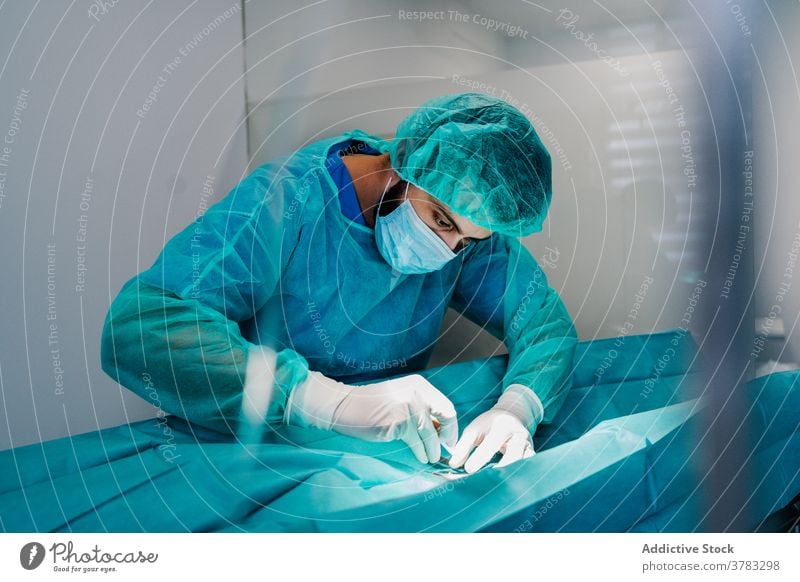 Tierarzt bei einer Operation in einer modernen Klinik Chirurgie Veterinär Arzt Operationssaal Anästhesie Maschine Monitor Assistent medizinisch Tisch