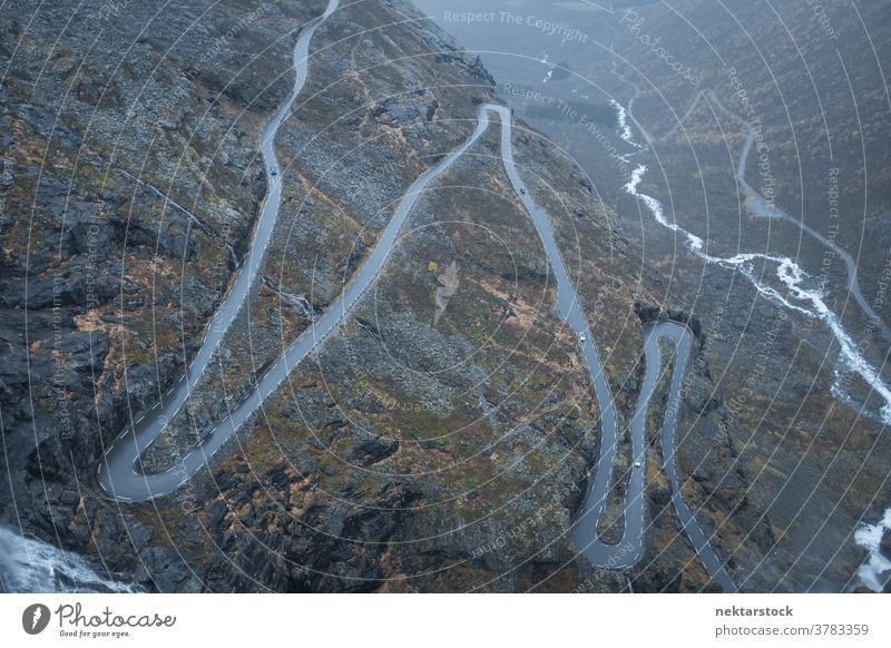 Norwegische Gebirgsstraßen-Trollstigen aus der Höhe Straße Berge u. Gebirge Pass Norwegen Fluss die Trolle passieren gebirgig Route Serpentine Gelände Norden