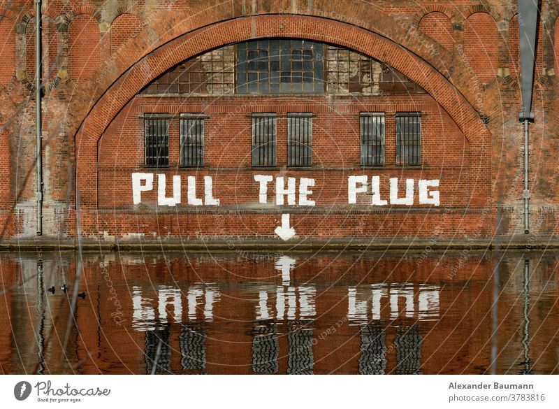 Graffiti-Kunst auf einer Ziegelmauer Wasser Betrachtungen Spiegel schön Kultur Reiseziele Architektur lustig Vorstadt Baustein Berlin