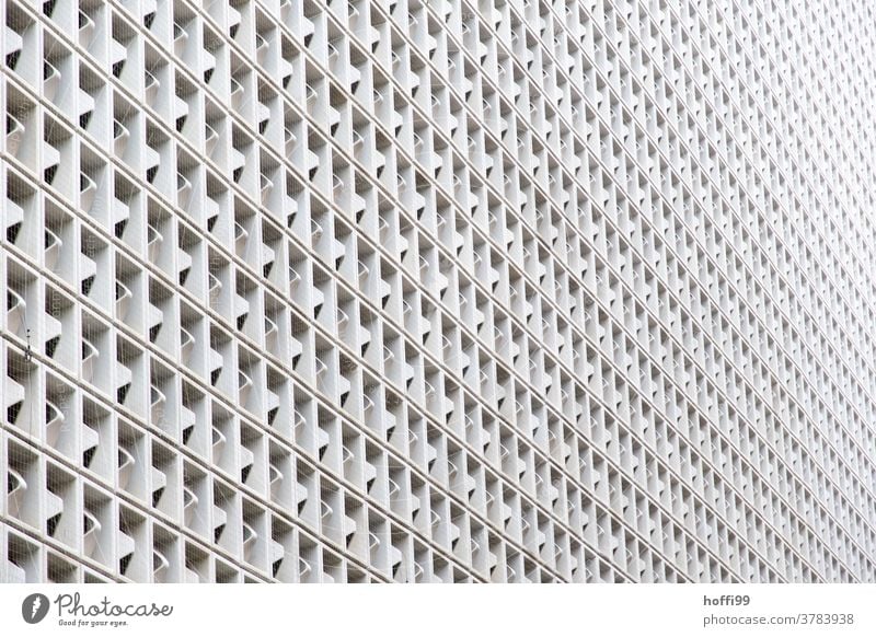 monotone Aussenfassade Fassade grau Tristesse kahl Jalousie Rollladen Gebäude Strukturen & Formen einfach hässlich Architektur Linie Straßenbeleuchtung