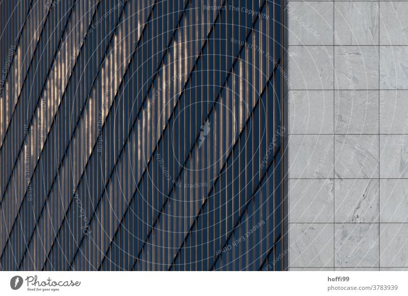 die untergehende Sonne spiegelt sich subtil in der Hochhausfassade abstrakt Glas Fassade Kapitalwirtschaft Architektur Gebäude Design Reflexion & Spiegelung