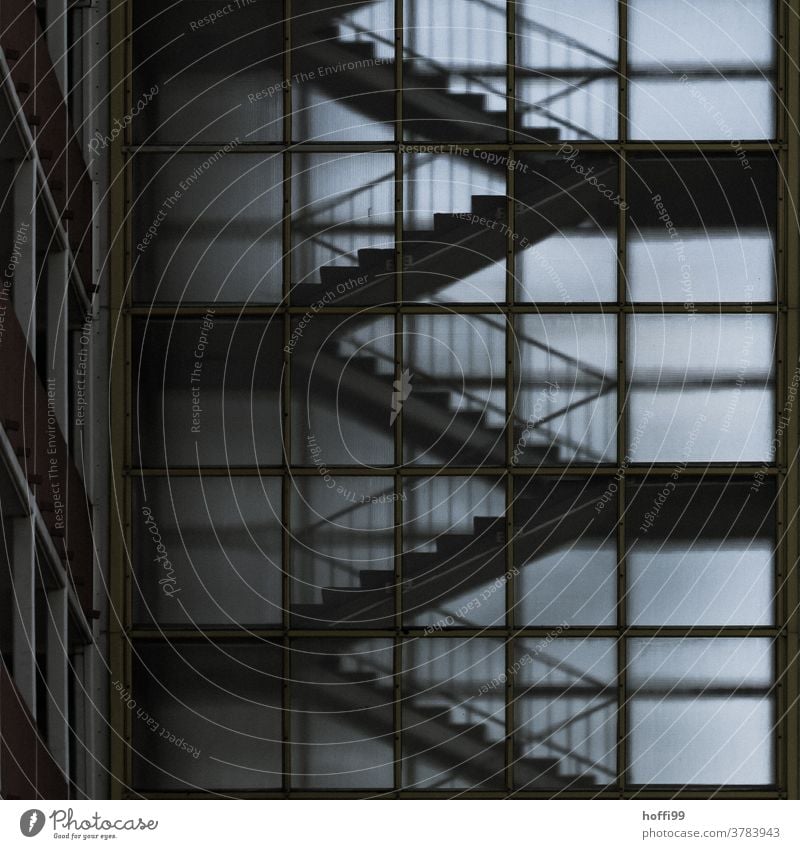 Transparentes Treppenhaus Treppengeländer düster dunkel diffus Transparenz Hochhaus Architektur Architekturfotografie Landen Fassade Stufenordnung Urbanität