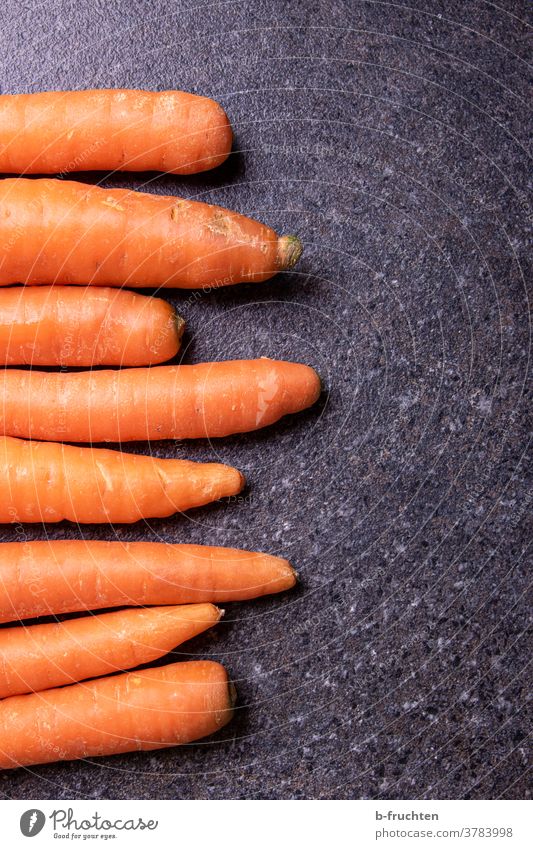 Möhren oder Karotten auf Küchenplatte Gemüse gelbe rübe Vegetarische Ernährung Lebensmittel Gesundheit Bioprodukte frisch Gesunde Ernährung Vegane Ernährung