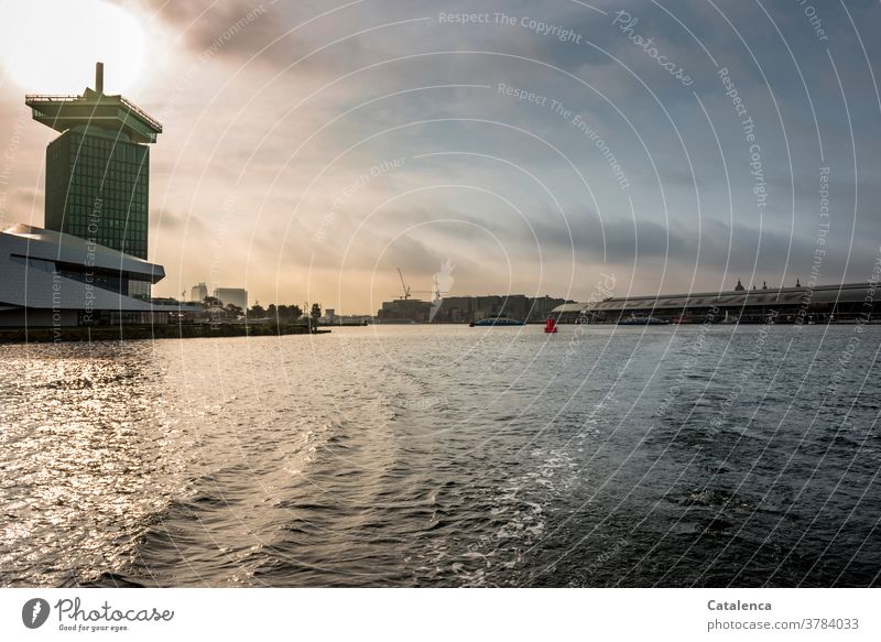 Im Kielwasser sieht man das Eye Filmmuseum, der A'DAM Toren, der Amsterdamer Hauptbahnhof und etwas vom Hafen Stadt Architektur Gebäude Amsterdam Noord