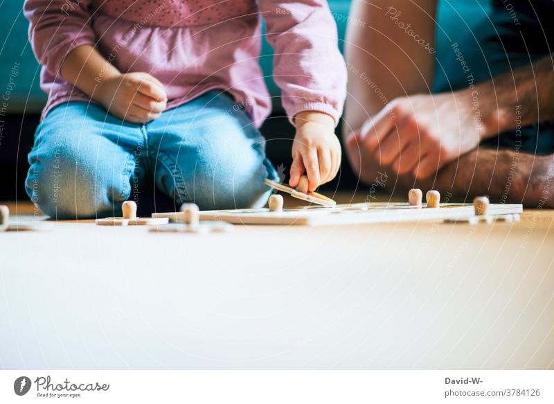 Vater und Kind spielen zusammen ein Spiel gemeinsam lernen übung Kindheit Eltern Zusammensein Erfolg Papa Familie