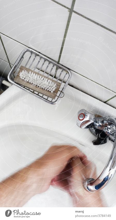 Hände waschen Reinigung klinisch sauber Wasser Wasserhahn Waschbecken Sauberkeit fließendes wasser heißes Wasser Reinlichkeit Hygiene Waschen covid-19