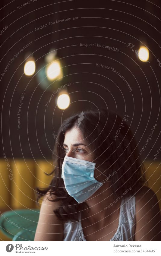 Frauenporträt mit chirurgischer Maske Mundschutz Gesicht covid-19 Coronavirus Verschmutzung Allergie Person Menschen eine Person schützend Operationsmaske