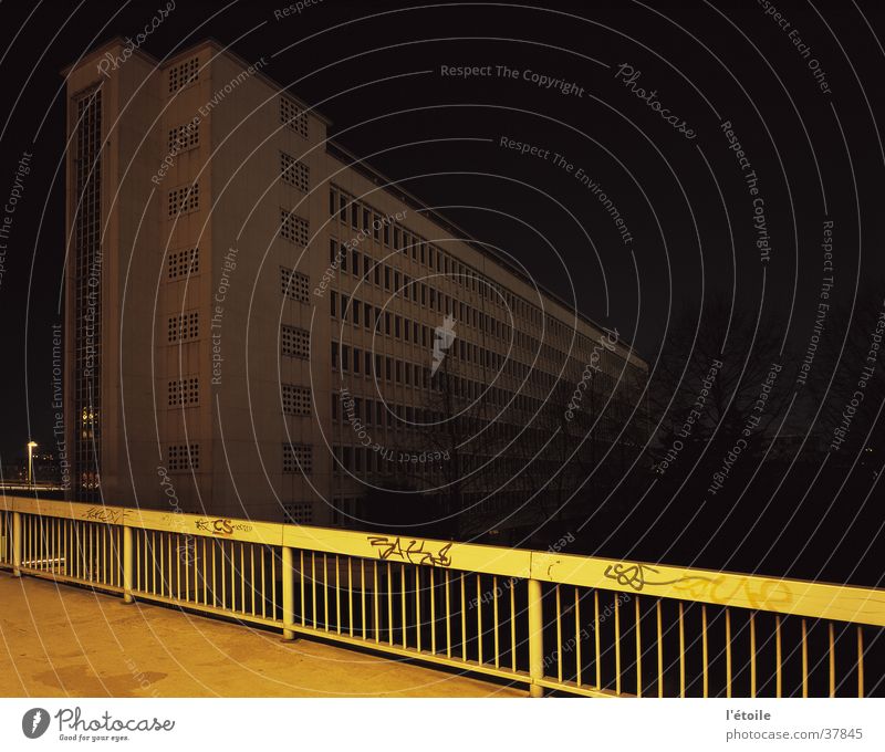 pingusson Nachtaufnahme Langzeitbelichtung Architektur Georges-Henri Pingusson Französische Botschaft Saarbrücken Le Corbusier Schüler