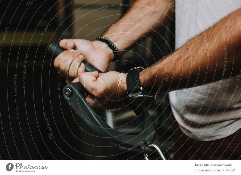 Männerhände beim Training im Fitnessstudio in Nahaufnahme Hände Mann ausarbeitend Turnstunde Muskeln stark Fitnesstraining Gesunder Lebensstil ziehen Routine