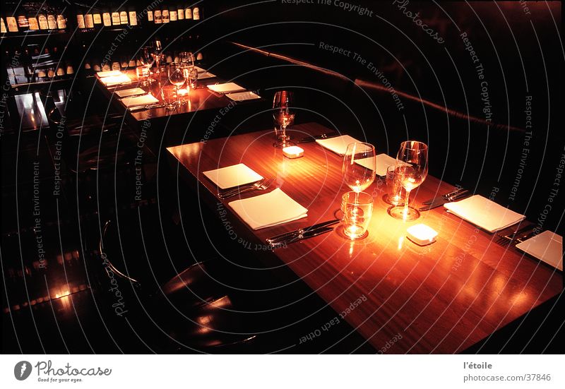 à la table Innenarchitektur Ernährung Tisch Restaurant Holztisch Langzeitbelichtung downlight