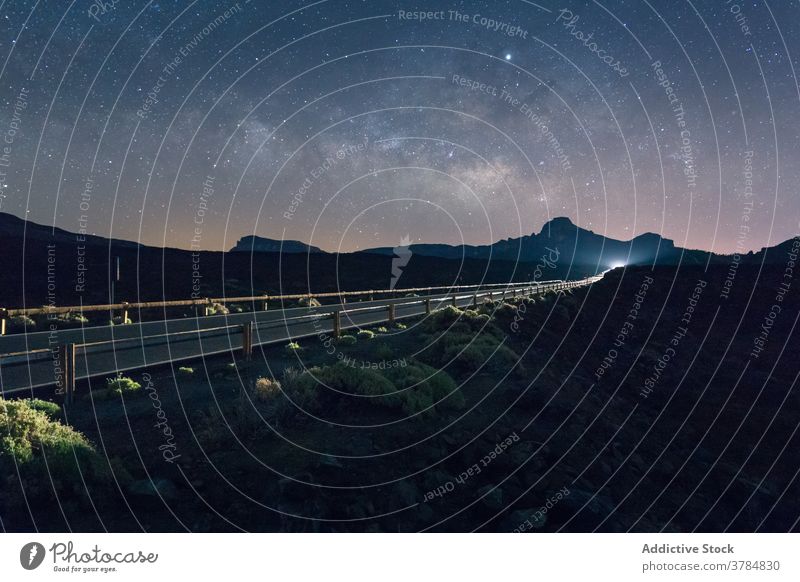 Straße in den Bergen bei Nacht Berge u. Gebirge leuchten Stern sternenklar Himmel Hochland Silhouette Fahrbahn Kanarische Inseln Spanien Teneriffa Autobahn