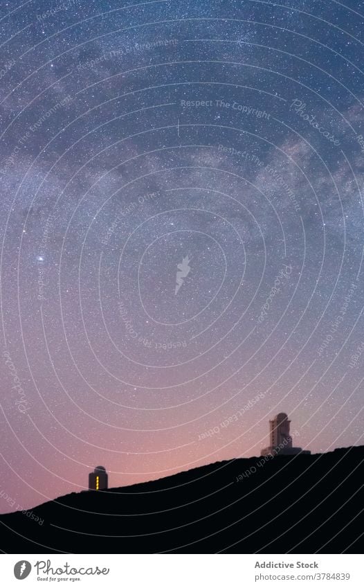 Sternenhimmel über dunklem Hügel Milchstrasse sternenklar Nacht Himmel Galaxie erstaunlich dunkel spektakulär Teneriffa Spanien Kanarische Inseln funkeln