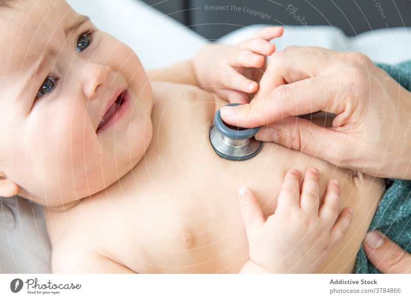 Baby beim Kinderarzt bei einer medizinischen Untersuchung Körper Junge Pflege Klinik niedlich Arzt Prüfung Untersuchen Hand Glück Gesundheit Gesundheitswesen