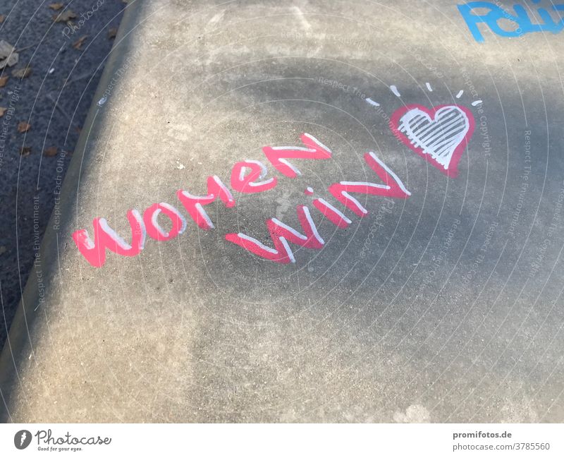 Frauenpower: Schriftzug mit Herz: "Women win" (Frauen gewinnen). Foto: Alexander Hauk Woman win frauen frauenpower gerechtigkeit gleichberechtigung lohnlücke