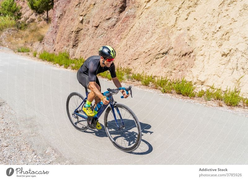 Sportlicher Radfahrer fährt Fahrrad auf Bergstraße Mitfahrgelegenheit Berge u. Gebirge Straße Training aktiv Lifestyle Ausdauer Aktivität Gesundheit Sommer