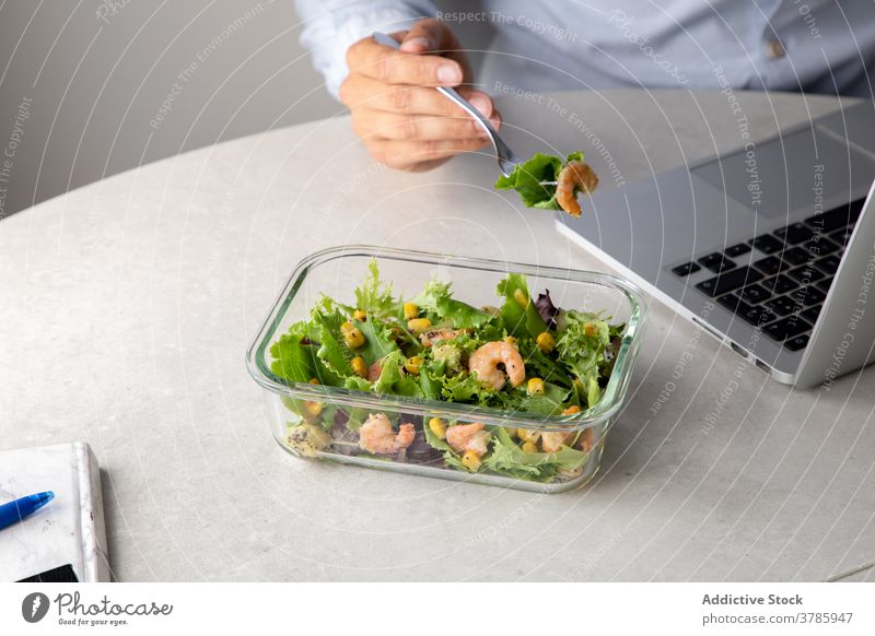 Erntehelfer beim Mittagessen im Büro Arbeiter Arbeitsplatz Lebensmittel Salatbeilage Ernährung gesunde Ernährung Mitarbeiter Tisch lecker Lunch-Box