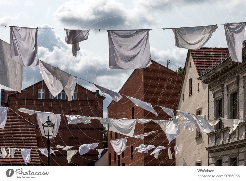 Kiezfest: Die weiße Wäsche flattert im Wind Wäscheleine Sonnenlicht flattern aufgehängt Altstadt Köpenick Berlin Gassen Straßen Laterne Tradition Wäscherinnen