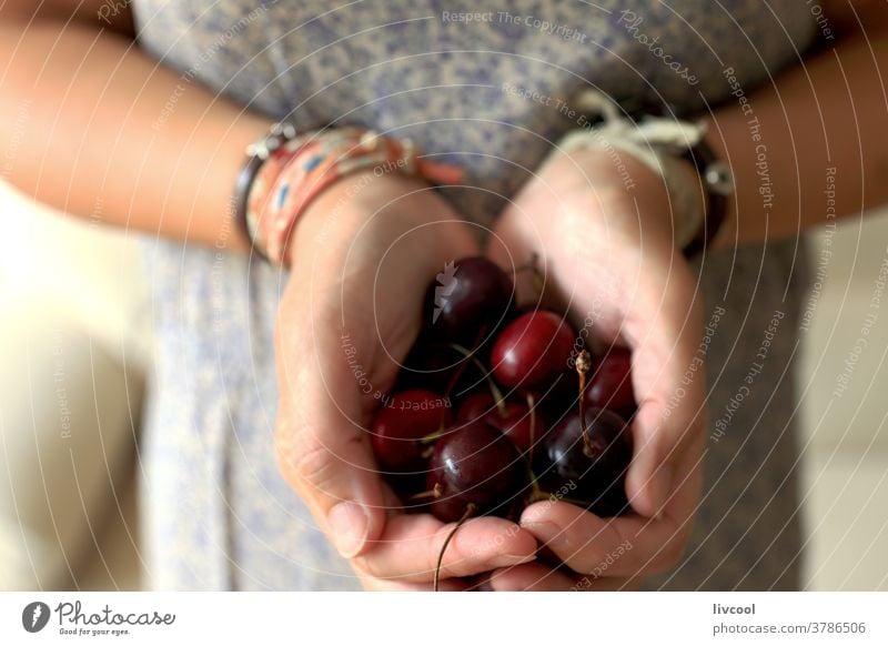 Kirschen Apfel Hände metallischer Apfel Frucht Silberapfel Frau Armbänder Angebot Lebensmittel essen Kleid gesunde Ernährung frisches Obst