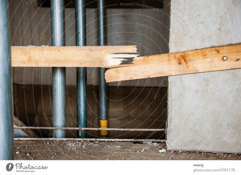 Gebrochene Absturzsicherung aus Holz, auf einer Baustelle kaputt Bauwerk Architektur Zerstörung unterstellen Schacht unterstützen Ausbau Renovation Wand