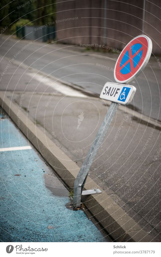 Umgebogenes Verkehrsschild Behindertenparkplatz in Frankreich verbogen umgebogen Vandalismus Text sauf Verbotsschild Rollstuhl Symbol Zeichen Halteverbot blau