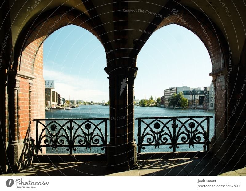 Ein erfreulicher Blick auf die Spree Panorama (Aussicht) Architektur Silhouette Sehenswürdigkeit Fluss Brücke Friedrichshain-Kreuzberg Bogen Stadtbild