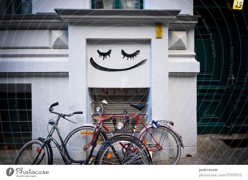 Rad, Fassade, Stimmung. Alles gut. Fahrrad Straßenkunst Smiley Haus Lebensgefühl Leichtigkeit Wand Stellplatz Kreativität Hausnummer Eingang Wandmalereien