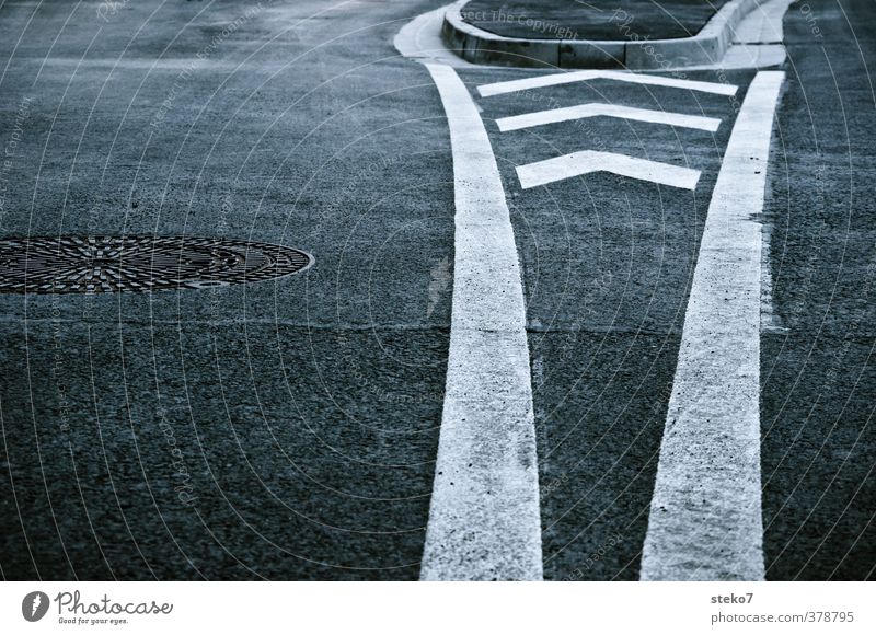 \^/ Straße Verkehrszeichen Verkehrsschild Stadt grau schwarz weiß Ordnung Asphalt Markierungslinie Pfeil Linie Gedeckte Farben Außenaufnahme abstrakt Muster