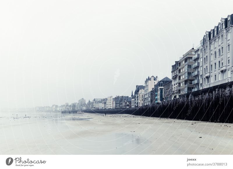 Im Nebel verschwindende Häuser-Fassaden am Strand bei Ebbe Saint Malo Küste Bretagne Frankreich Himmel Meer Außenaufnahme Wolken grau nebelig Tag trüb