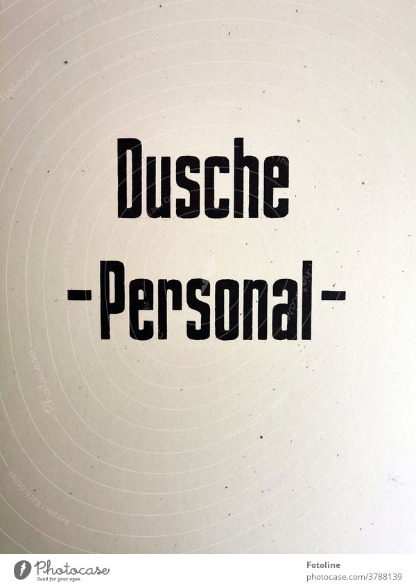 Dusche - Personal - Schrift Buchstaben Wort Schriftzeichen Text Typographie Menschenleer Kommunikation Sprache Mitteilung Kommunizieren Verständigung