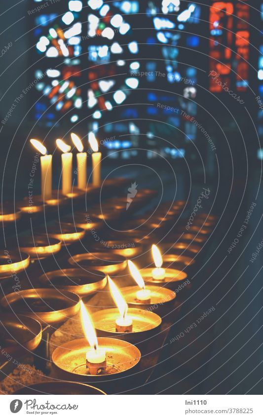 brennende Kerzen vor Fensterwand in der Kirche St. Willehad auf Wangerooge anzünden Ritual Gedenken Kerzenschein erinnerungen Wärme Leuchtkraft Verbindung Ruhe