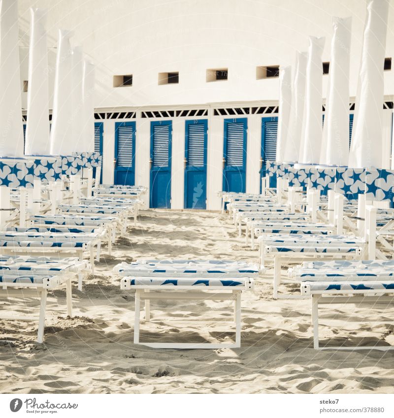Strand-Ghetto Tourismus Sommerurlaub Sand Sauberkeit blau weiß Umkleideraum Sonnenschirm Liegestuhl Küste Gedeckte Farben Außenaufnahme Menschenleer