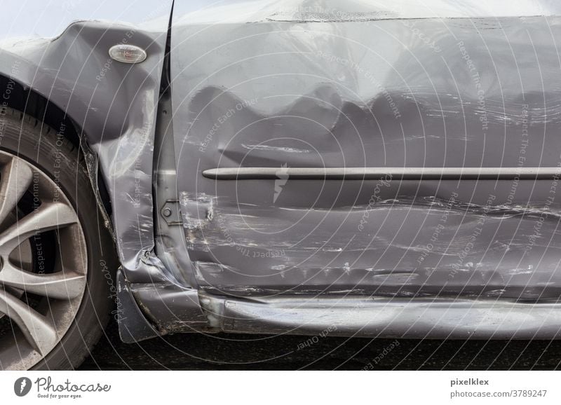 Autotür nach einem Verkehrsunfall Unfallauto Automobil Tür Schaden Blech Blechschaden Versicherung Versicherungsfall Recht Rechtsstreit Streit Unglück