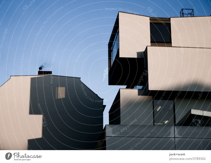 House of Packmann Schattenspiel Morgenlicht Architektur Fassade modern Illusion Phantasie Silhouette Strukturen & Formen Stil Surrealismus Sonnenlicht Pacman