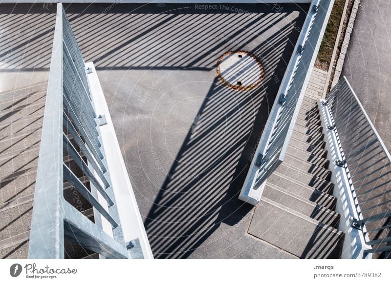 Beschattung Treppe Licht Schatten Schattenspiel Perspektive Irritation Beton Treppengeländer Geometrie Metallgeländer optische täuschung