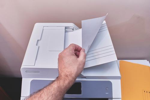 Kaukasier oder Weißer, der auf einem Kopierer oder Drucker in einem Büro fotokopiert Maschine Papier Business drucken Scanner Technik & Technologie Fotokopie