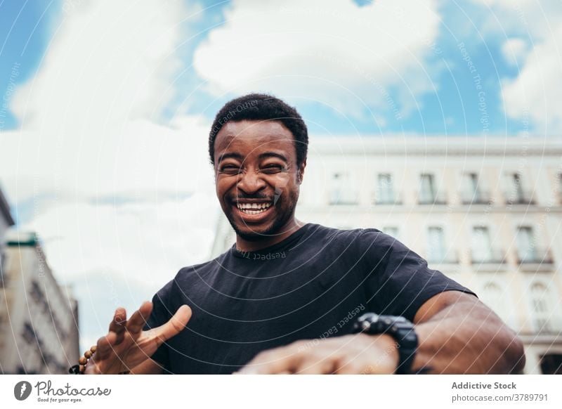 Glücklich schwarzer Mann posiert auf Stadt Umwelt Porträt Afrikanisch Menschen Amerikaner männlich Person Typ Erwachsener Ausdruck Hintergrund eine Lachen