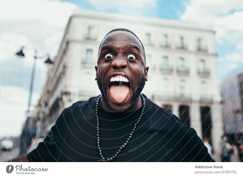 Porträt eines lustigen Schwarzen, der in die Kamera schreit schwarz Mann männlich urban Person Amerikaner Erwachsener Afrikanisch Gesicht Menschen gutaussehend