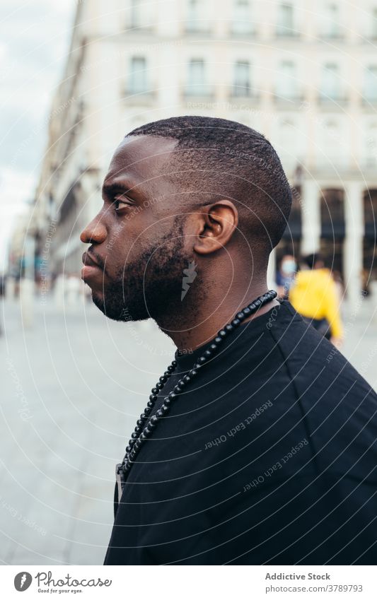 Porträt eines ernsten schwarzen Mannes, der wegschaut männlich urban Person Amerikaner Erwachsener Afrikanisch Gesicht Menschen gutaussehend jung lässig