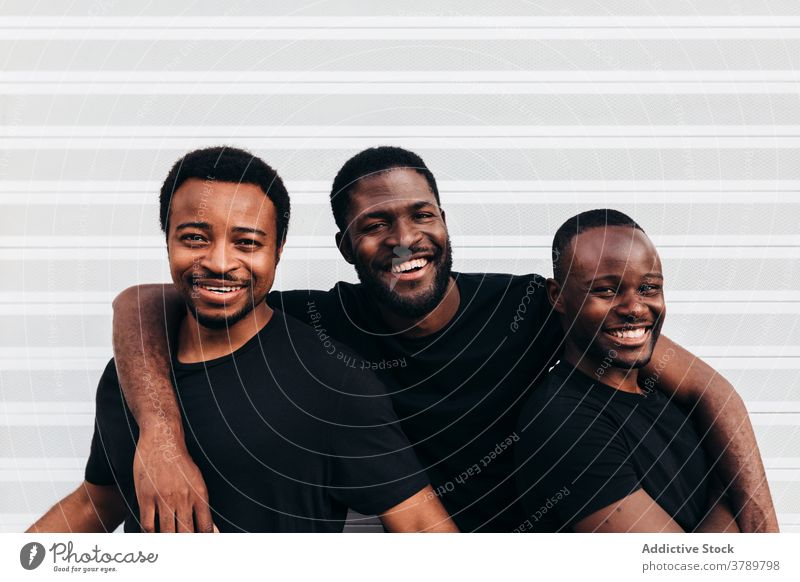 Schwarz cool Jungs posieren über weißen Hintergrund Porträt schwarz Afrikanisch Person jung Glück männlich Erwachsener Amerikaner Mann lässig Typ gutaussehend