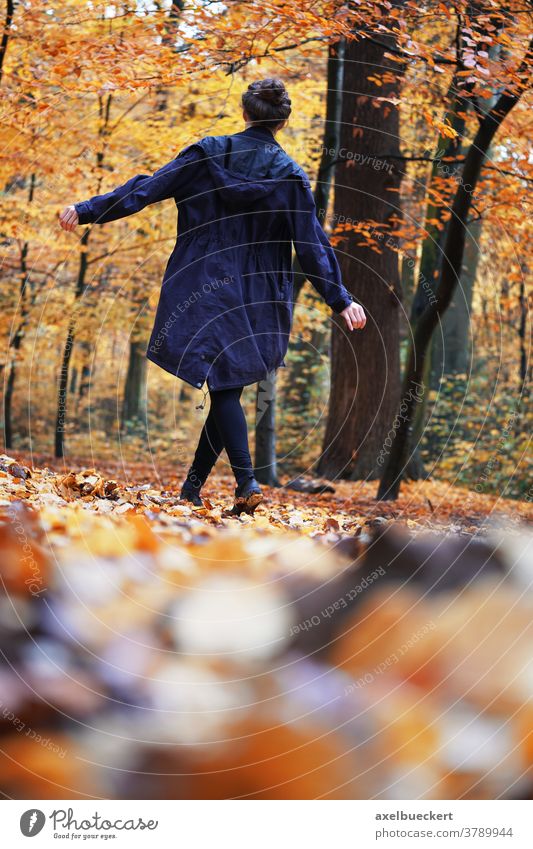 Rückansicht einer Frau, die einen Herbstspaziergang im Wald genießt Spaziergang Spaß Natur genießen echte Menschen Lebensfreude goldener oktober Herbstlaub
