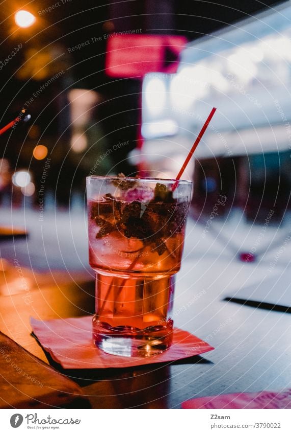 Cocktail in einer Bar gardasee Urlaub trinken getränk ausgehen Alkohol Smartphone warten verabredet Cocktailbar Glas Getränk Erfrischungsgetränk Nachtleben