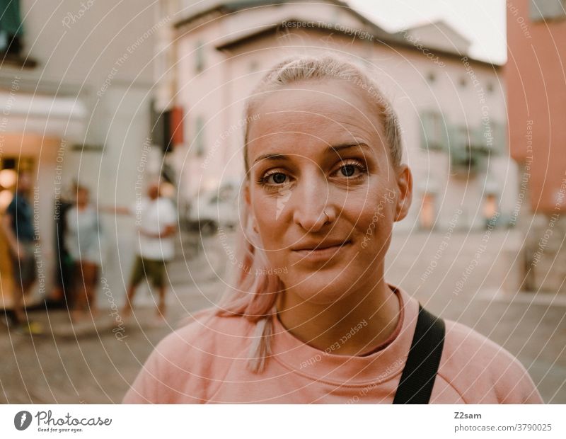 Junge Frau mit Blick in die Kamera in Torbole am Gardasee gardasee norditalien Urlaub sonnebrille Sommer Sonne hübsch schoen Erholung Lifestyle Reise