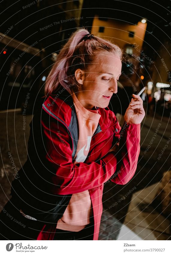 Junge Frau beim Rauchen gardasee norditalien September Torbole Urlaub rauchen genuss nikotin Zigarette Stadt sich[Akk] beugen stehen Kälte sucht blond