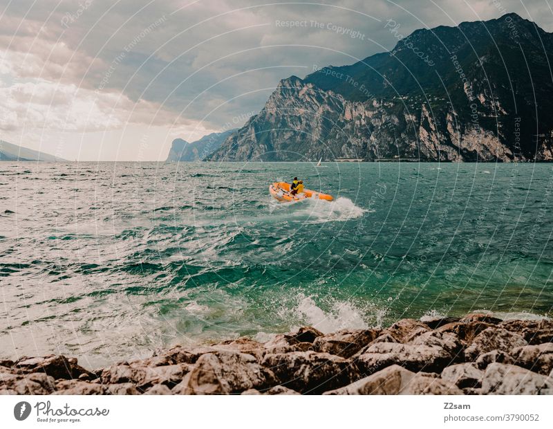 Motorboot am Gardasee | Torbole gardasee norditalien Urlaub Reise Wassersport Landschaft Himmel wolken Berge Panorama sehen Gewässer Sommer Sonne anfänger Natur