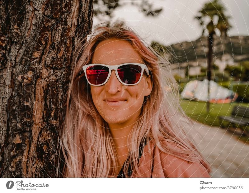 Junge Frau am Strand in Torbole | Gardasee gardasee norditalien September Urlaub Reise Ferien freiheit freizeit schönes nasses Sommer Sonne sonnenbrille