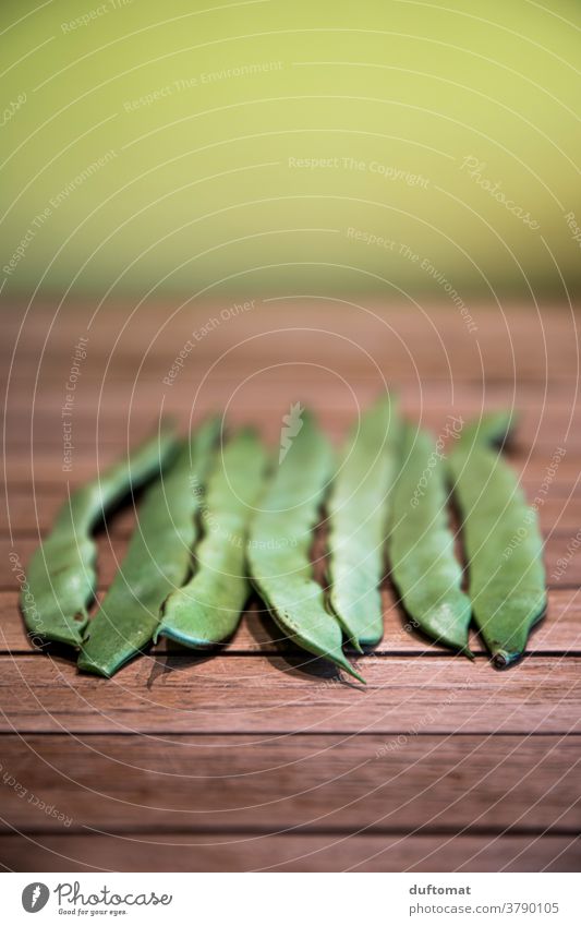 Makro Foto von sieben liegenden grünen Bohnen Stangenbohnen Ernährung Makroaufnahme Strukturen & Formen struktur Vegetarische Ernährung Hülsenfrüchte