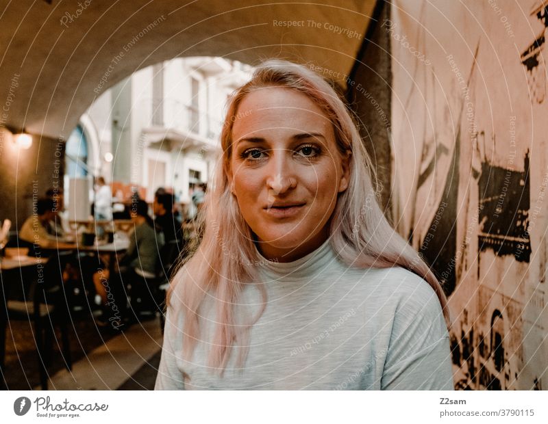 Junge Frau mit Blick in die Kamera in einem Restaurant am Gardasee gardasee norditalien Torbole Urlaub sonnebrille Sommer Sonne hübsch schoen Erholung Lifestyle